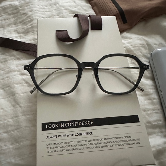 Carin x NewJeans royS gray blue light glasses NWT with Case - Picture 2 of 3